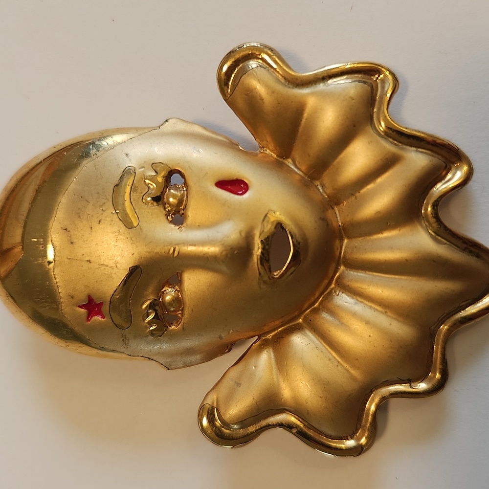 Vintage gold-tone metal brooch  mime clown face.